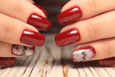 Kadın el tırnak tasarımı ile portre. Trendy crackle tırnak cilası. Manikür ve dövme eğilim tırnak. Kadın closeup siyah arka plan üzerine eller. Moda şık moda renkli çivi.