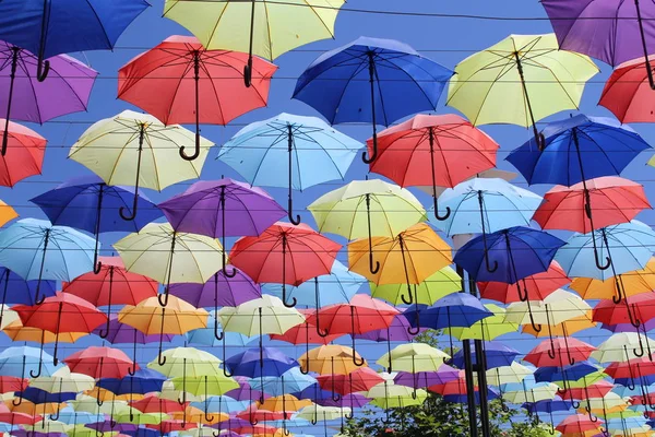 Colorido Guarda Chuvas Decoração Urbana Rua Pendurado Guarda Chuvas Coloridos — Fotografia de Stock