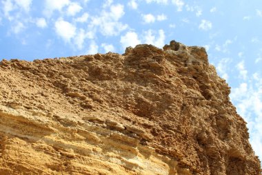 Mavi gökyüzüne karşı fantastik Ukrayna dağlar