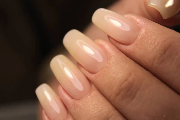 Manikürlü Tırnak Cilalı Sanat Tasarımı.