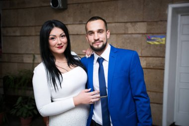 adam kız şakacı poz ile