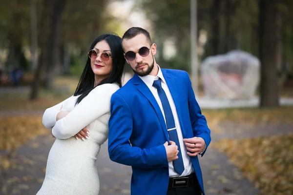 Uomo Con Ragazza Posa Giocosamente — Foto Stock