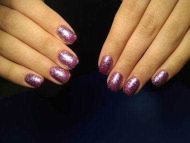 modaya uygun doku arka plan üzerinde göz alıcı güzel manikür