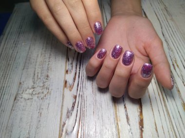 Kadınların elleri ile şık bir manikür.