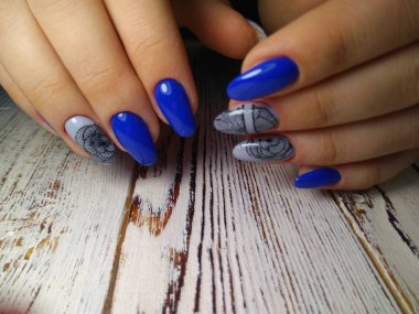 Kadınların elleri ile şık bir manikür.