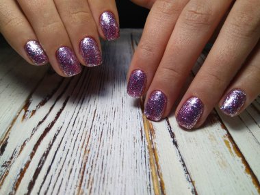 Çiçekli zambak tutan narin eller.