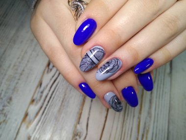 Çiçekli zambak tutan narin eller.