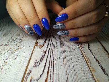 Şirin manikür eller üzerinde.