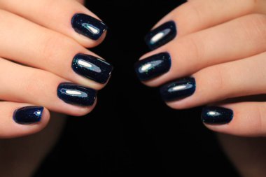 Kadınların elleri ile şık bir manikür.