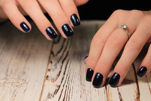 Mani Delle Donne Con Una Manicure Elegante — Foto Stock