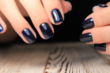 İnanılmaz doğal tırnaklar. Temiz manikürlü kadın elleri. Jel cilası uygulandı.