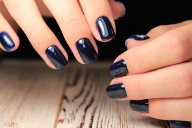 modaya uygun doku arka plan üzerinde seksi gri manikür