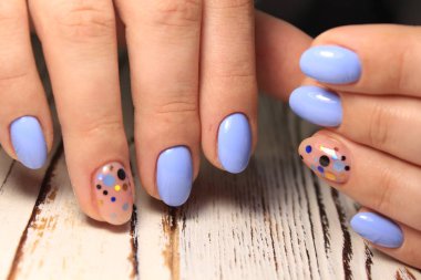 modaya uygun doku arka plan üzerinde seksi gri manikür