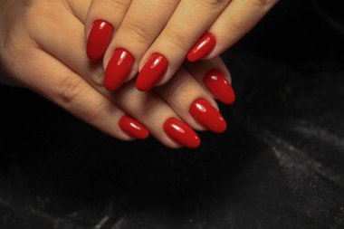 modaya uygun doku arka plan üzerinde seksi gri manikür