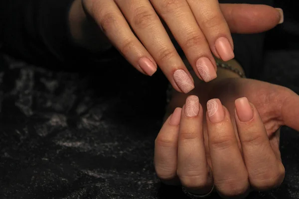 Kadınların Elleri Ile Şık Bir Manikür — Stok fotoğraf