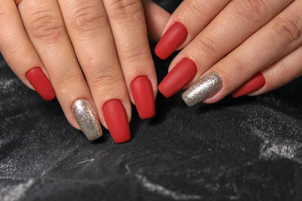 Mãos Mulher Com Uma Manicura Elegante — Fotografia de Stock