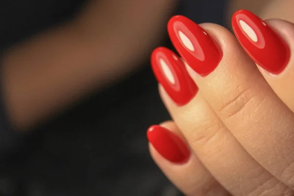 Unas Uñas Naturales Increíbles Las Manos Las Mujeres Con Manicura —  Fotos de Stock