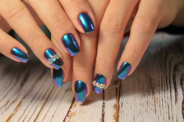 Şaşırtıcı doğal çivi. Kadınların elleri temiz manikür ile. Jel Lehçe