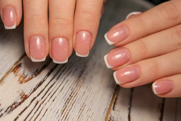 modaya uygun doku arka plan üzerinde seksi gri manikür