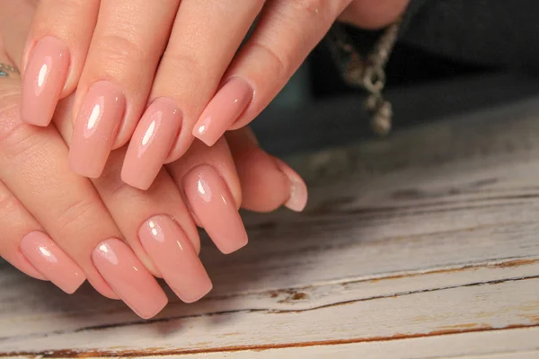 Geweldige Natuurlijke Nagels Handen Van Vrouwen Met Schone Manicure Gel — Stockfoto