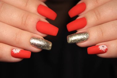 Noel Tırnak Sanatı Manikürü. Kış tatili tarzı parlak manikür mücevherli Noel ağacı ve kar taneleriyle. Bir şişe oje..