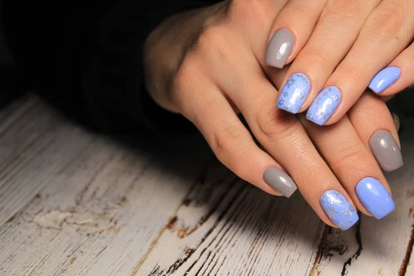 Zbliżenie Zdjęcie Piękne Kobiece Ręce Eleganckim Manicure Diamentowe Pierścienie — Zdjęcie stockowe