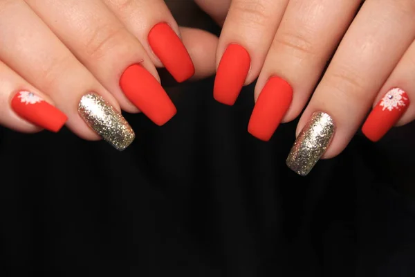 Zbliżenie Zdjęcie Piękne Kobiece Ręce Eleganckim Manicure Diamentowe Pierścienie — Zdjęcie stockowe