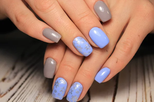 Świąteczny Manicure Paznokci Winter Holiday Styl Jasny Manicure Klejnotów Choinki — Zdjęcie stockowe