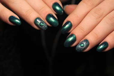 İnanılmaz doğal tırnaklar. Temiz manikürlü kadın elleri. Jel cilası uygulandı.