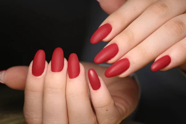 Foto Close Uma Bela Mão Feminina Com Elegantes Anéis Manicure — Fotografia de Stock