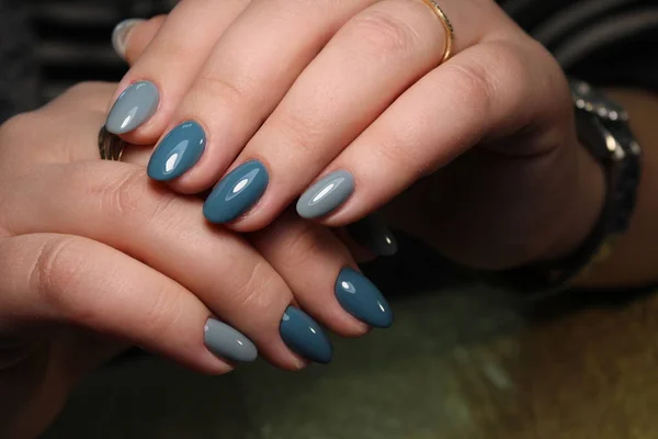 Świąteczny Manicure Paznokci Winter Holiday Styl Jasny Manicure Klejnotów Choinki — Zdjęcie stockowe