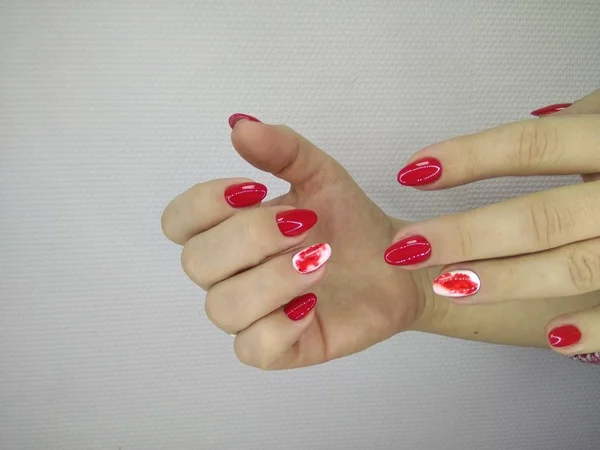 Mãos Mulher Com Uma Manicura Elegante — Fotografia de Stock