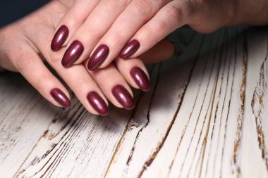 trendy bir doku üzerinde göz alıcı güzel manikür
