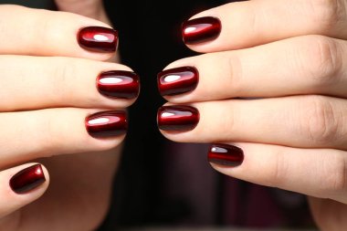 Zarif manikür ve elmas yüzüklü güzel bir kadının yakın plan fotoğrafı..