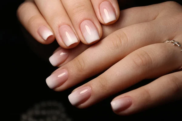 Unhas Naturais Incríveis Mãos Mulher Com Manicura Limpa Gel Polonês — Fotografia de Stock