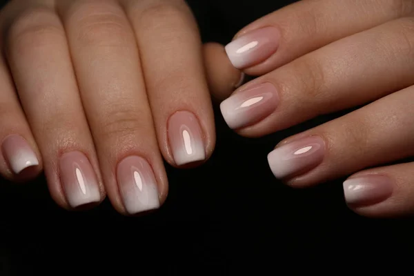 Mãos Mulher Com Uma Manicura Elegante — Fotografia de Stock