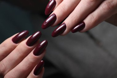 Zarif manikür ve elmas yüzüklü güzel bir kadının yakın plan fotoğrafı..