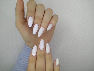 Zarif manikür ve elmas yüzüklü güzel bir kadının yakın plan fotoğrafı..