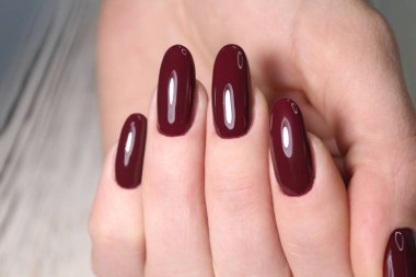 Güzel kadının çivi güzel Noel ile stüdyo manikür