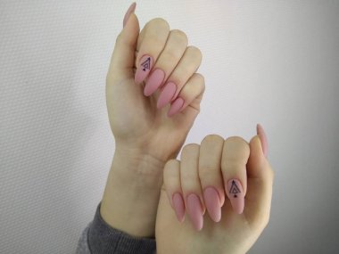 İnanılmaz doğal tırnaklar. Temiz manikürlü kadın elleri. Jel cilası uygulandı.
