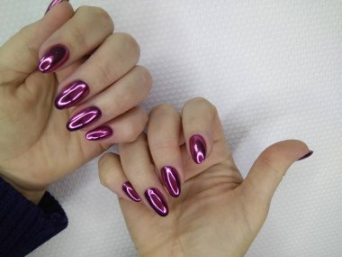 İnanılmaz doğal tırnaklar. Temiz manikürlü kadın elleri. Jel cilası uygulandı.