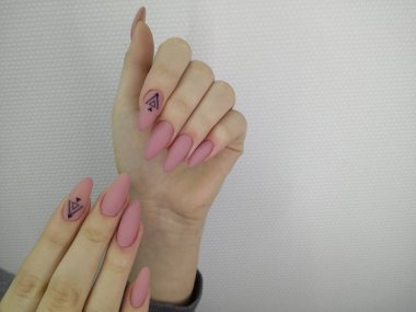 Manikürlü tırnaklar tırnak cilası sanat tasarım. En iyi