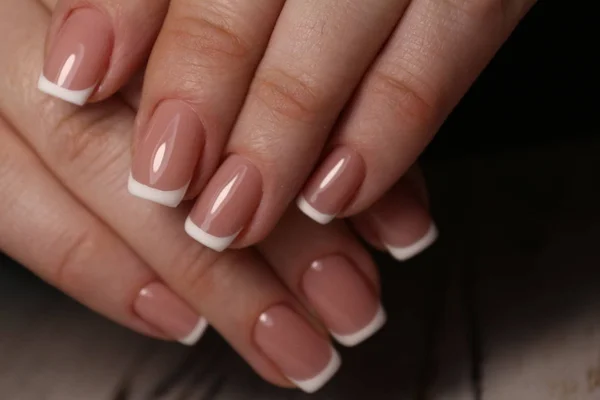 Foto Close Uma Bela Mão Feminina Com Elegantes Anéis Manicure — Fotografia de Stock