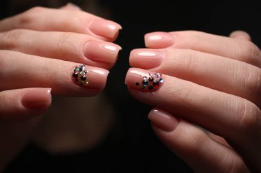 Şaşırtıcı doğal çivi. Kadınların elleri temiz manikür ile