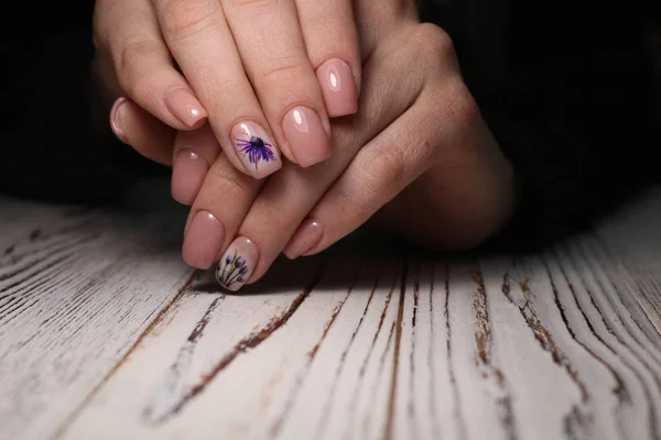 Удивительные натуральные ногти. Женские руки с чистым маникюром — стоковое фото