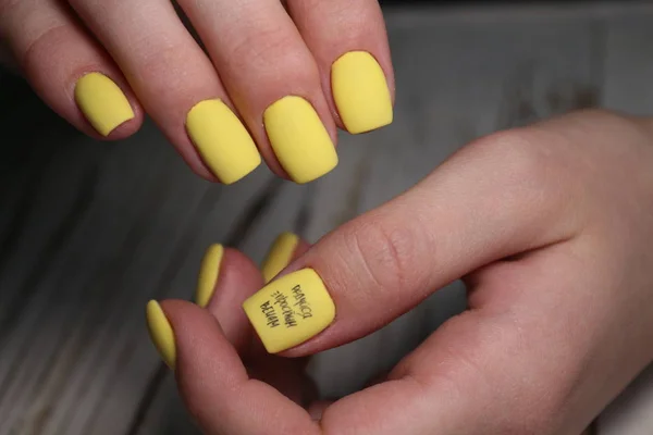 Unhas naturais incríveis. Mãos de mulher com manicura limpa — Fotografia de Stock