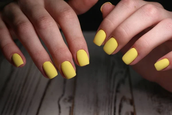 Unhas naturais incríveis. Mãos de mulher com manicura limpa — Fotografia de Stock