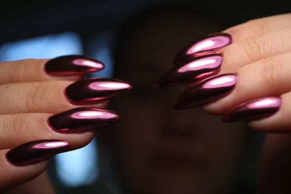 Unas uñas naturales increíbles. Manos de mujer con manicura limpia — Foto de Stock