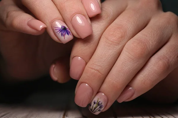 Close-up foto van een mooie vrouwelijke handen met elegante manicure — Stockfoto