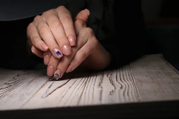 Closeup รูปภาพของมือผู้หญิงที่สวยงาม ด้วยการทําเล็บที่งดงาม — ภาพถ่ายสต็อก